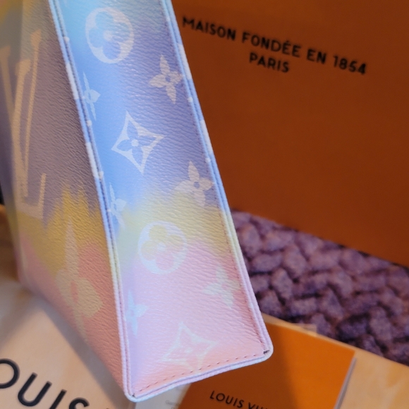 LOUIS VUITTON Escale Toiletry XL 26 Pochette Pastel Pink Clutch Giant Monogram - Picture 17 of 17